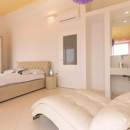 בית נופש Luxurious In With Sauna