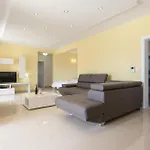 Luxurious In With Sauna 보드냔